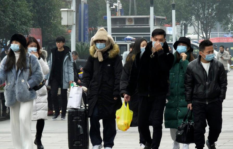 China prohíbe a 11 millones de habitantes salir de la ciudad donde se originó el coronavirus