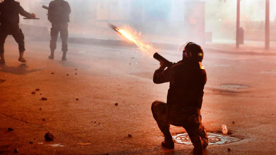 Fuerzas de seguridad chocan con manifestantes en Líbano