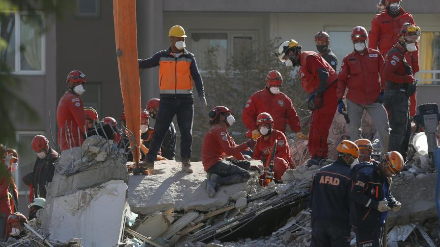 Rescatan con vida a dos menores a días del sismo en Turquía