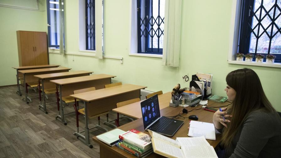 Repunte de contagios extiende clases a distancia en Moscú