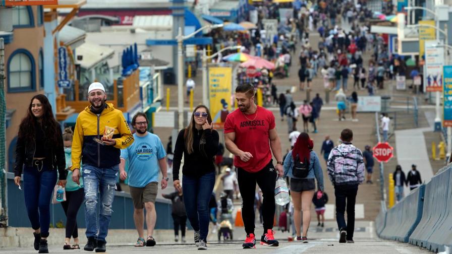 ¿Quitarse la mascarilla o mantenerla? Reina la confusión en EE.UU.
