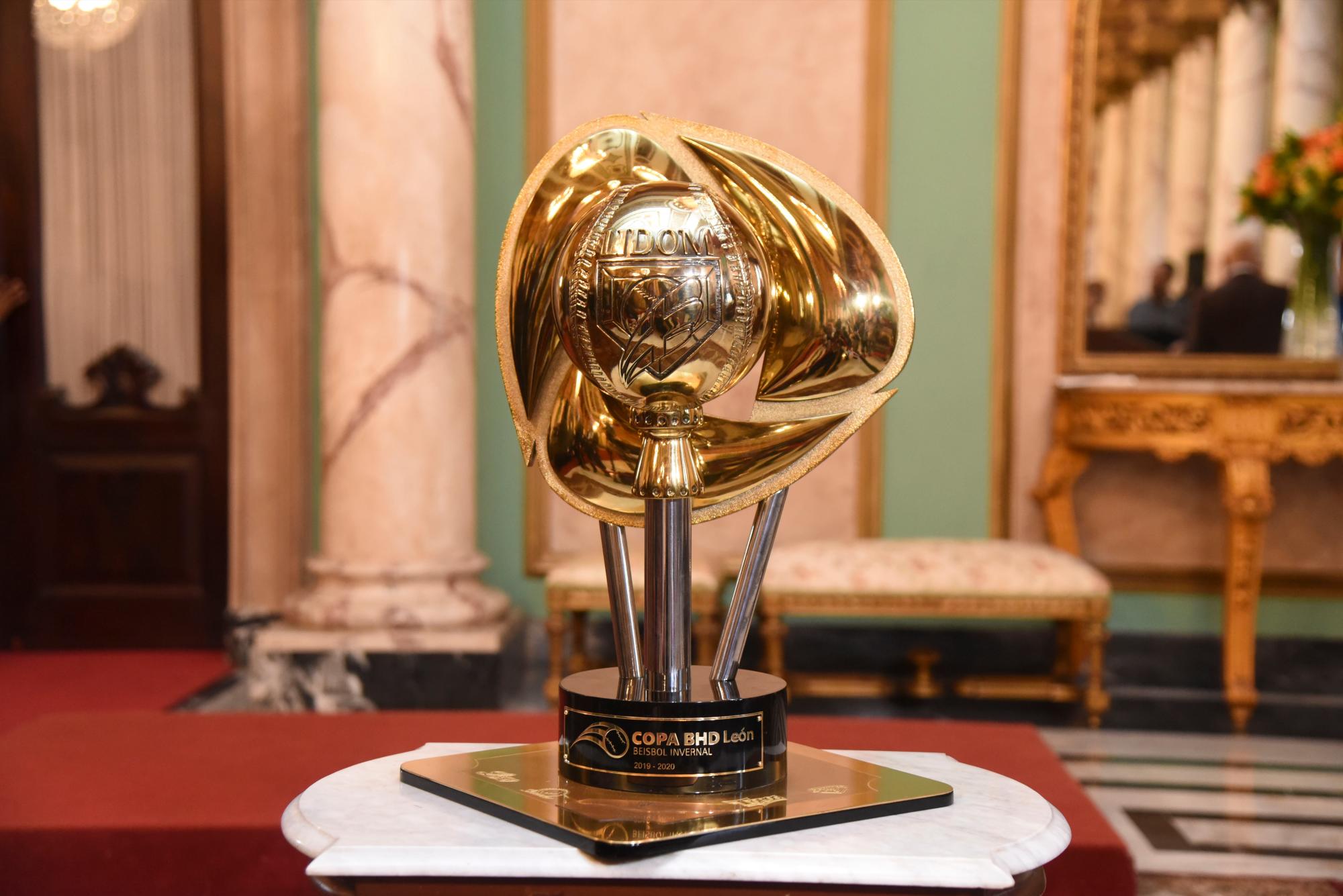 La copa BHD León, obtenida por los Toros tras vencer a los Tigres del Licey en ocho encuentros para agenciarse la tercera corona en su historia.