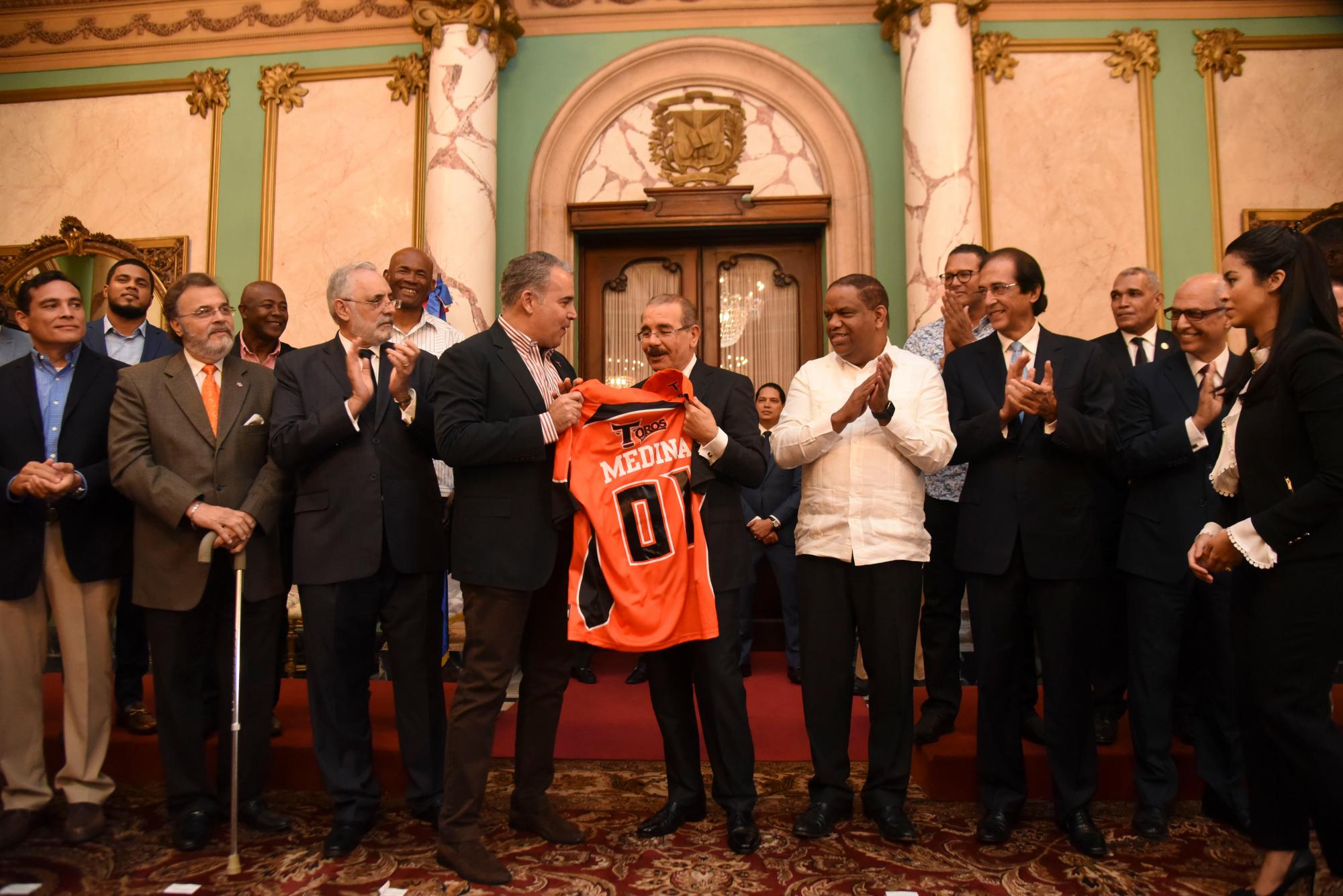 El presidente de República Dominicana, Danilo Medina Sánchez, recibió este jueves en el Palacio Nacional a los Toros del Este, campeones del torneo 2019-20.
