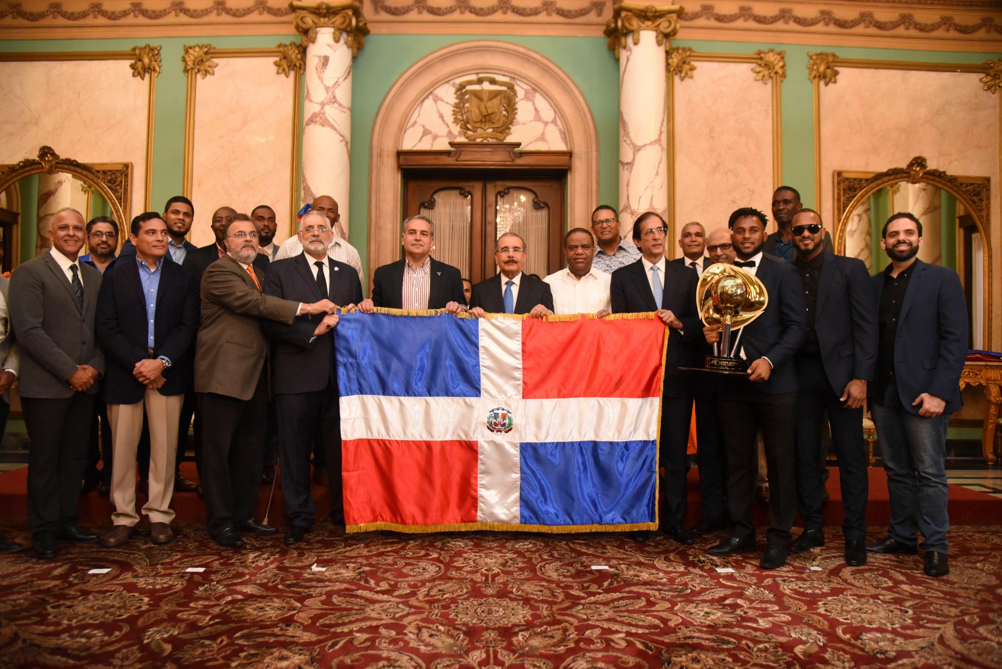 Durante un acto celebrado en el Salón de Embajadores, Danilo Medina hizo entrega de la Bandera Nacional que los Toros llevarán a San Juan, Puerto Rico. 