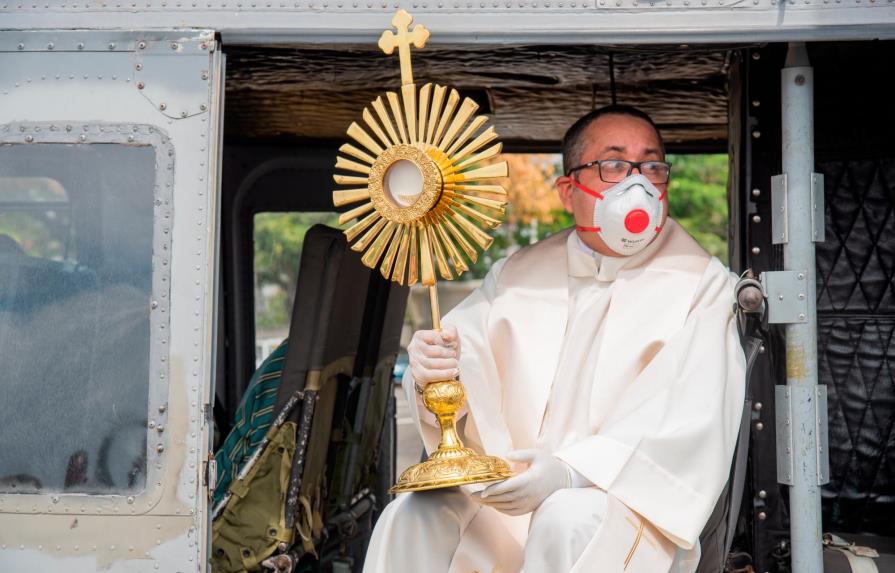 Iglesia Católica bendice desde el aire al pueblo dominicano y ora por el final del coronavirus