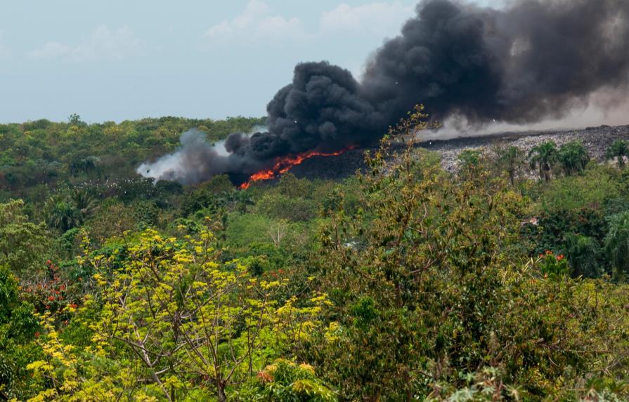 Vertedero de Duquesa cumple hoy cuatro días lanzando humo sobre el Gran Santo Domingo