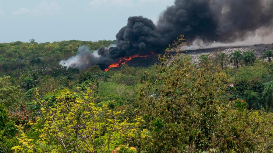 Vertedero de Duquesa cumple hoy cuatro días lanzando humo sobre el Gran Santo Domingo