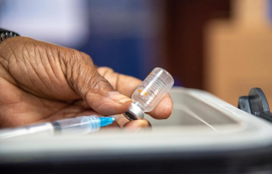 La OMS teme que vacunas pierdan eficacia ante ómicron, pero sólo parcialmente