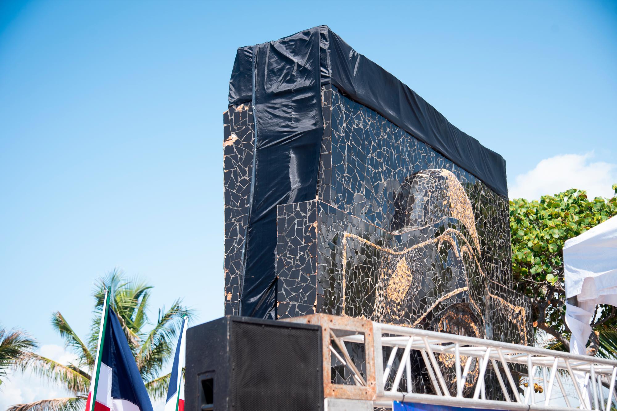 Parte del monumento deteriorado fue tapado con manta negra