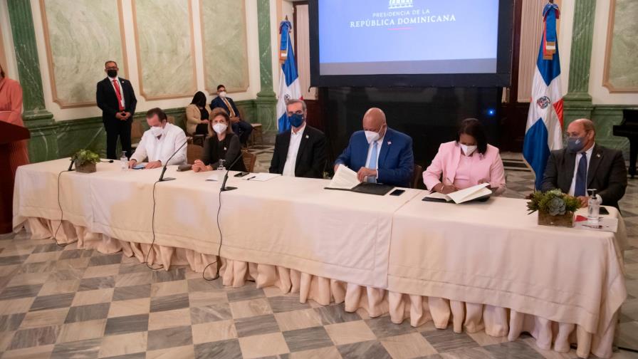 ADP y Gobierno firman acuerdo  para aumentar salarios en 2022