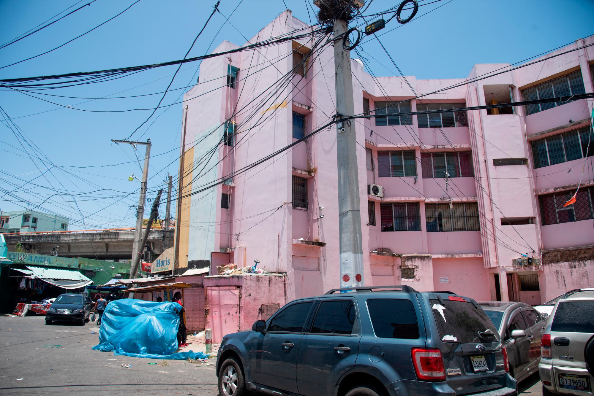 Residentes en edificios tiene sus entradas bloqueadas de negocios. 