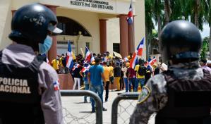 Grupo de nacionalistas reclama salida de Lozano del Instituto de Migración y el 30% fondos AFP