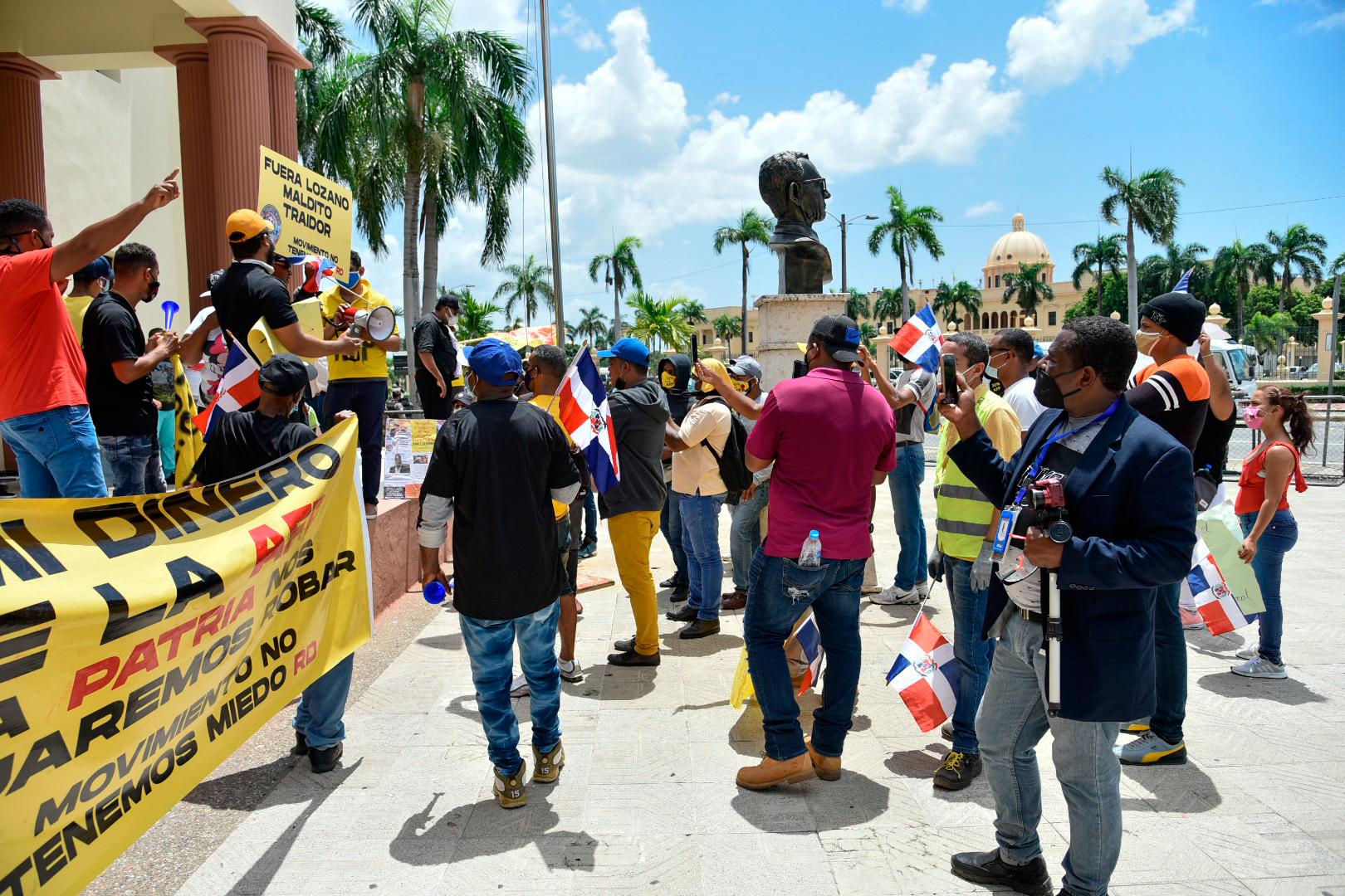 Un grupo de nacionalistas protesta este domingo frente al Palacio Nacional en reclamo de la destitución del director general del Instituto Nacional de Migración, Wilfredo Lozano y la entrega del 30 por ciento de los Fondos de Pensiones de los trabajadores.