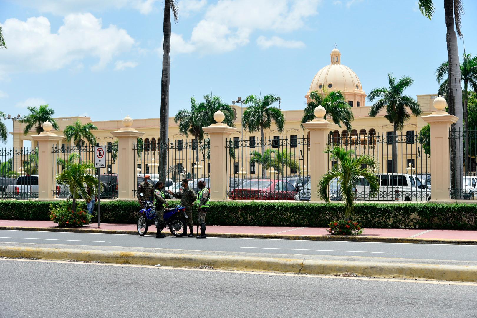 Miembros de operaciones especiales de la Policía Nacional frente al palacio Presidencial.