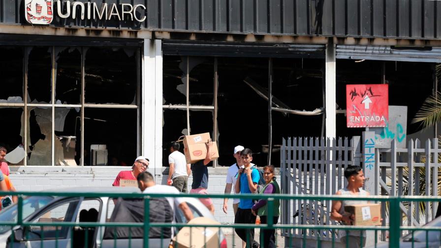 Largas colas, la rutina para ir al supermercado durante protestas en Chile