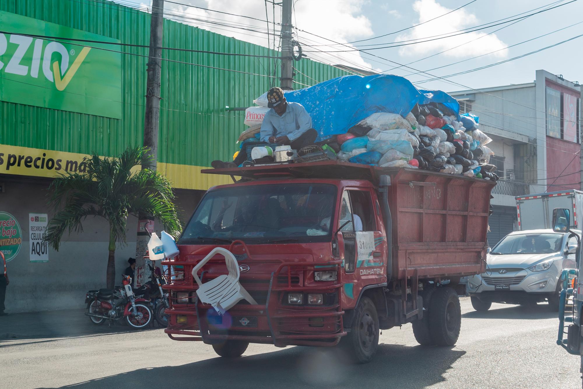 Uno de los camioncitos de las fundaciones en la zona norte del Distrito.