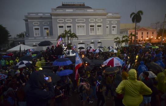 Puertorriqueños protestan por ayuda para emergencias