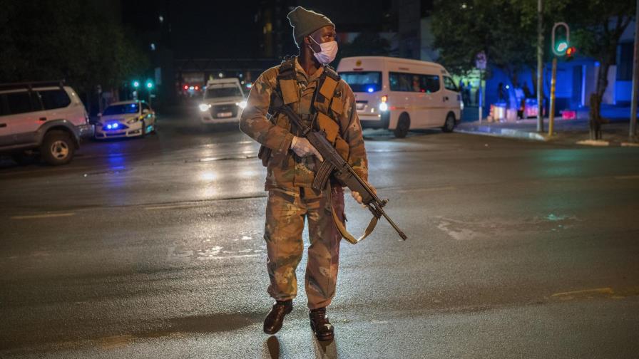 Sudáfrica inicia cuarentena, reporta 1ras muertes por virus