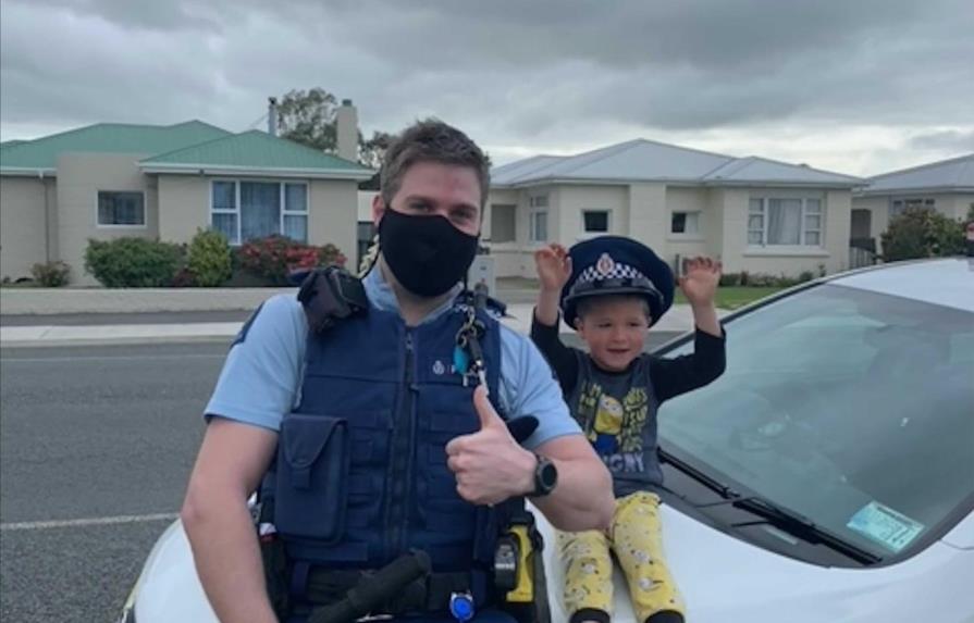 Agente neozelandés responde a aviso de niño por sus juguetes