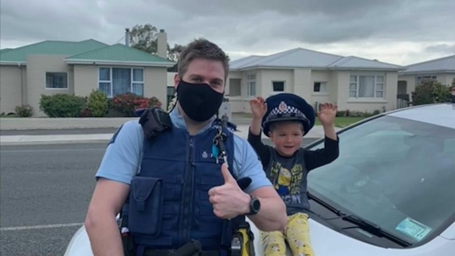 Agente neozelandés responde a aviso de niño por sus juguetes