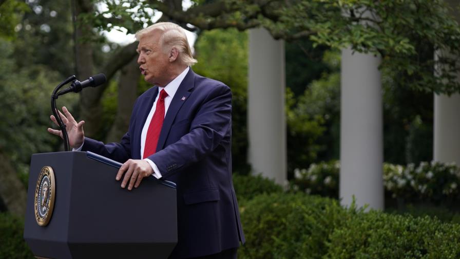 Trump firma orden ejecutiva al tiempo que corteja a hispanos