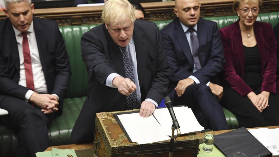 Johnson pide un aplazamiento de Brexit que no quiere