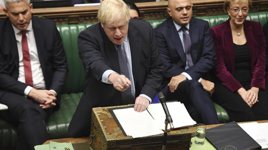 Johnson, renuente, pide prórroga de Brexit