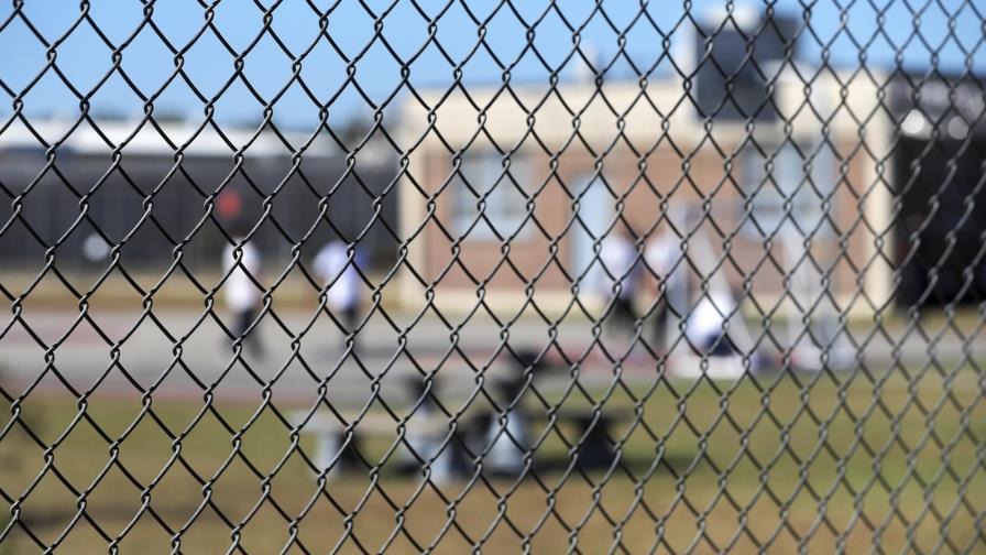 Demandan a EEUU por cerrar teléfono para migrantes detenidos