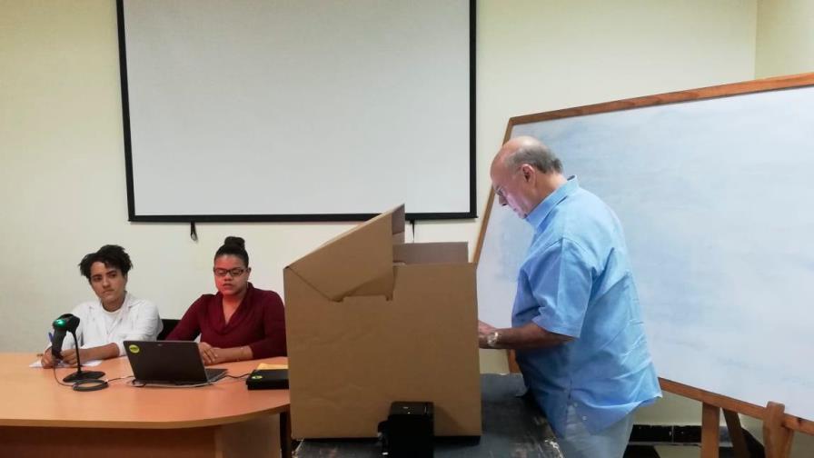 Hipólito Mejía participa en simulacro del voto automatizado de la JCE