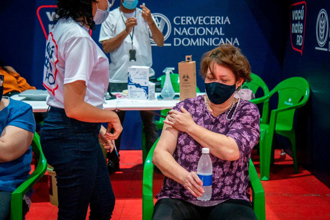 Una señora tras recibir su dosis contra el coronavirus. 