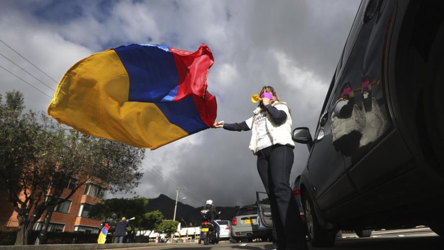 Uribe renuncia al Senado de Colombia mientras es investigado