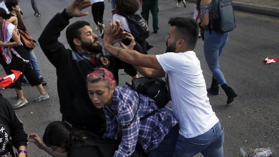Libaneses atacan a manifestantes en 13er día de protestas Libaneses atacan a manifestantes en 13er día de protestas