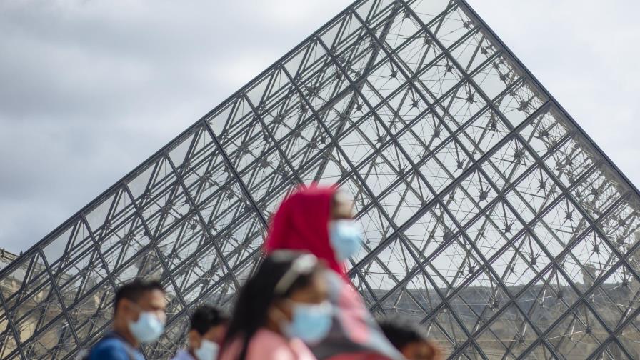 Policía antimotines en Francia vigila uso de mascarilla