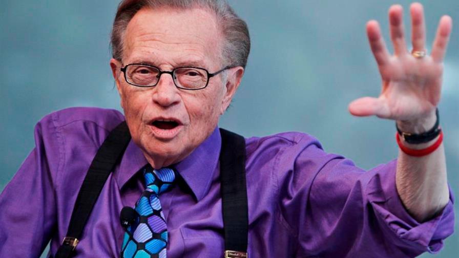 Larry King, el hombre de tirantes y lentes que “confesó” a las personalidades
