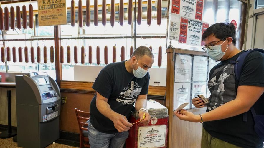 Vigilar cumplimiento de vacuna COVID es disparejo en EEUU