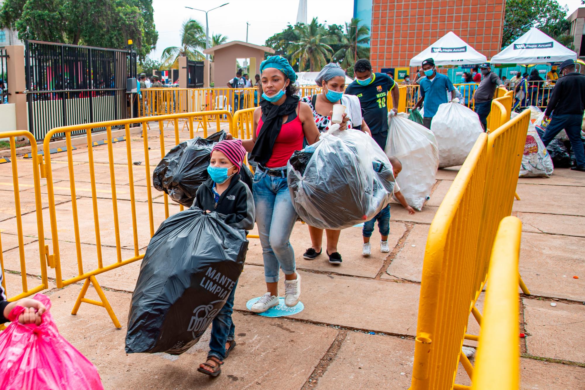 La alcaldesa Carolina Mejía recibió a cientos de niñas y niños acompañados de sus familiares quienes acudieron al Palacio Municipal a canjear botellas plásticas por juguetes. (Dania Acevedo / Diario Libre)