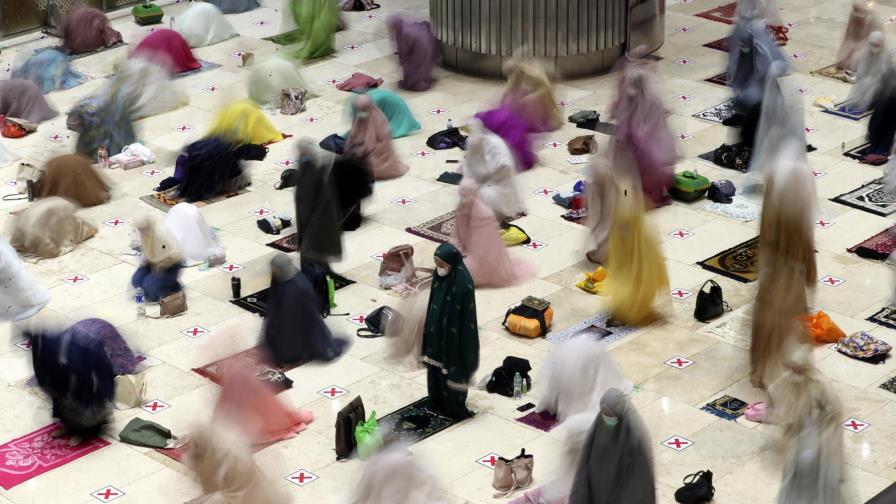 Musulmanes inician el Ramadán con rezos con distancia social