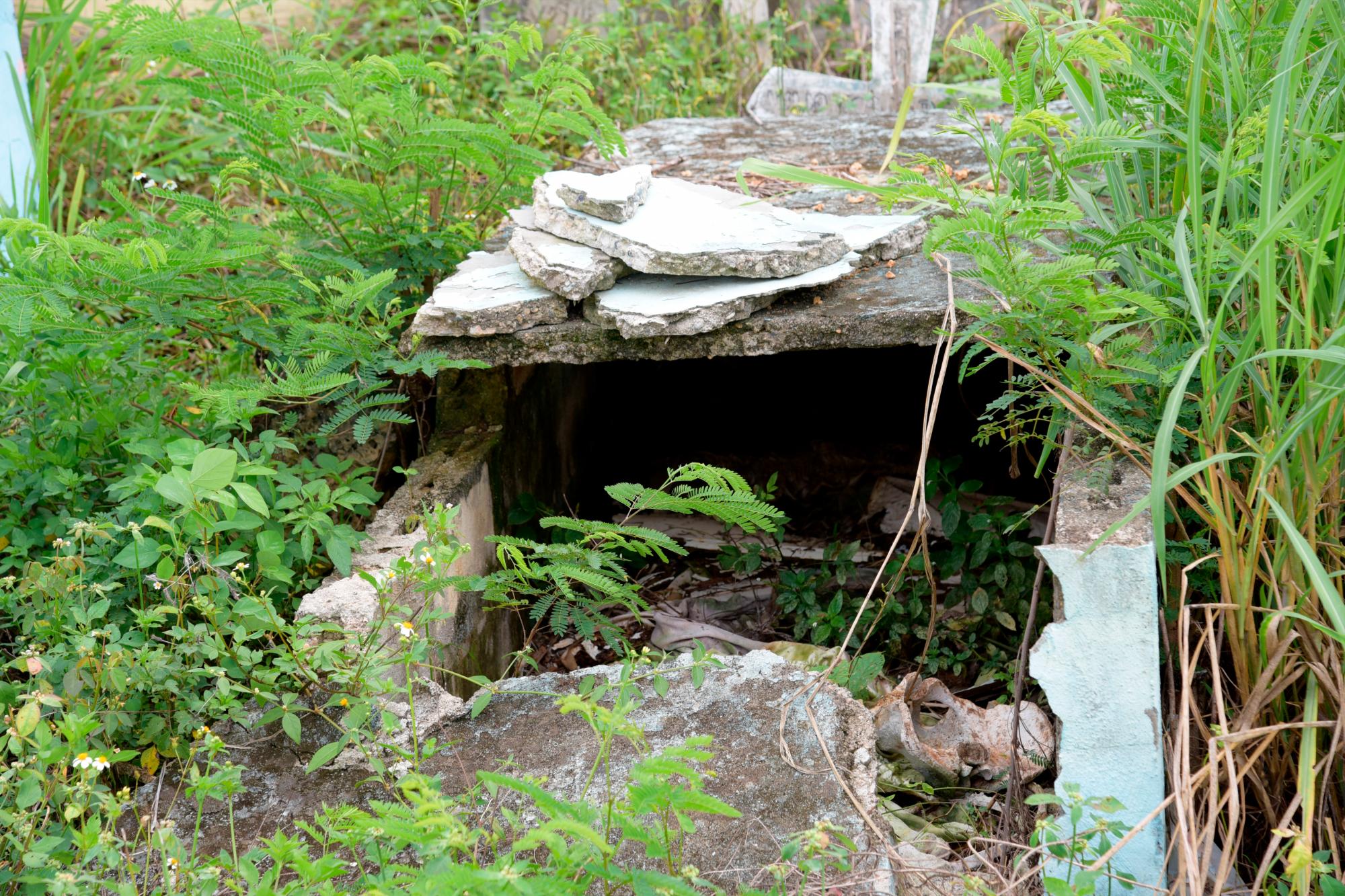 Tumba deteriorada en el cementerio Cristo Salvador.