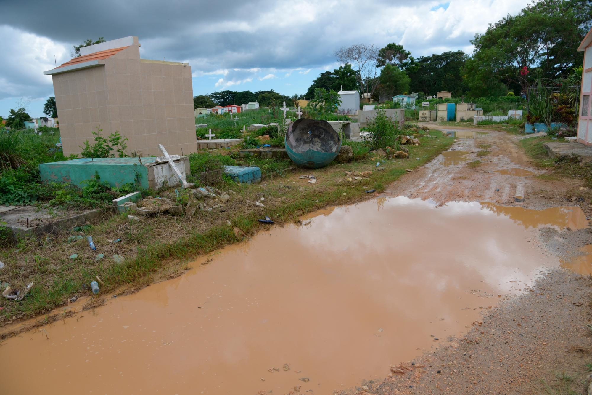 Así luce una de las calles internas del cementerio Cristo Salvador.