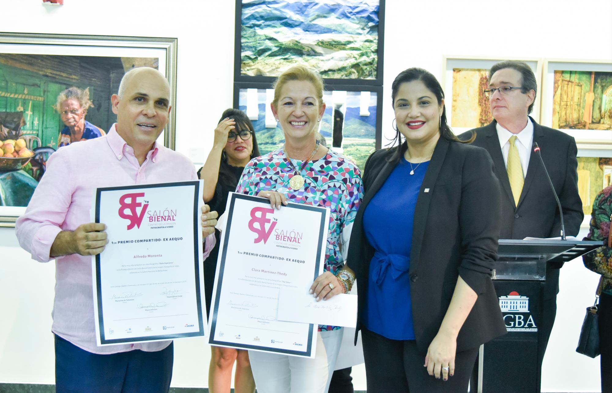  Alfredo Moronta, Clara Martínez- Thedy recibiendo su reconocimiento.