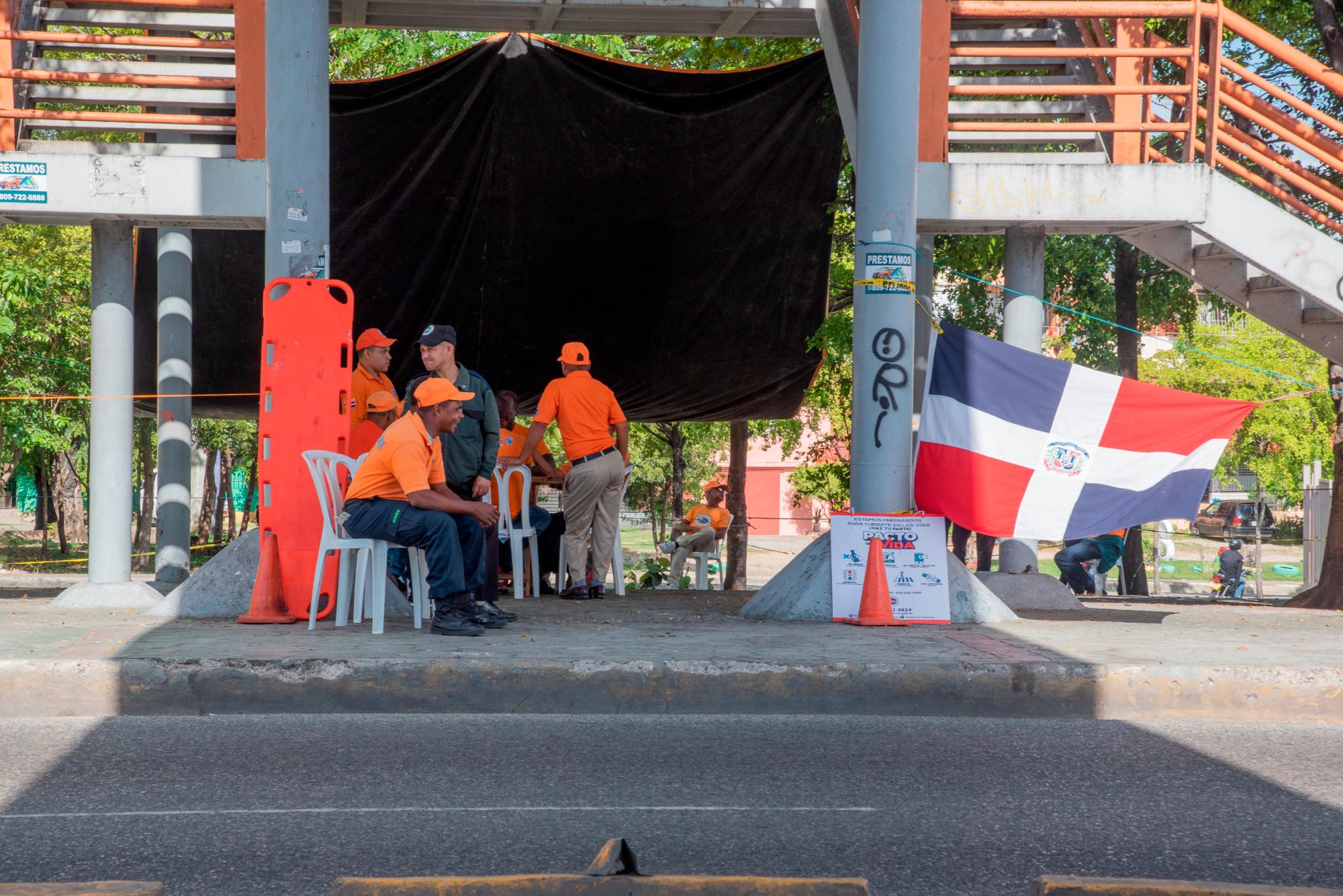 En medio del riesgo, están atentos a ayudar a la gente de manera voluntaria.