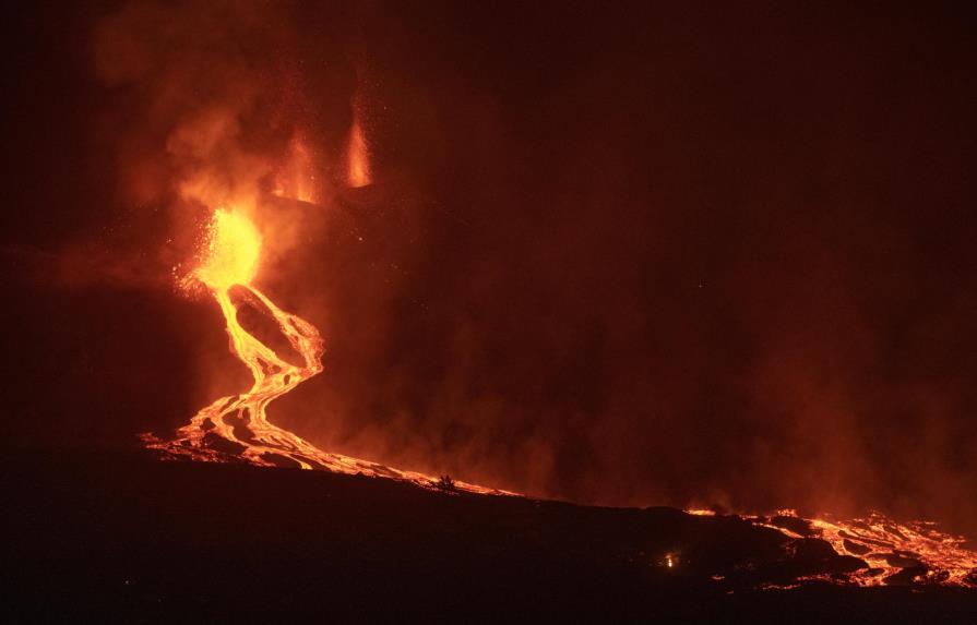 Lava de volcán español acelera su avance hacia el Atlántico