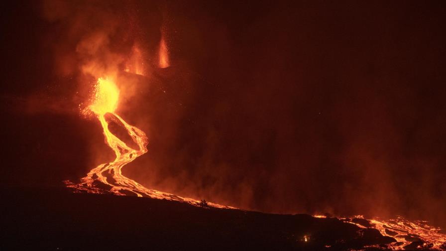 Lava de volcán español acelera su avance hacia el Atlántico