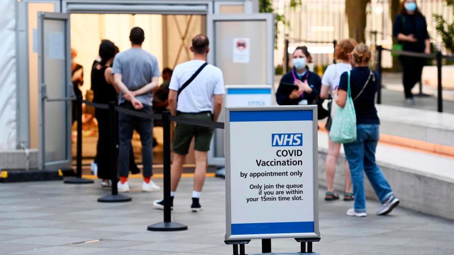 Reino Unido podría aplicar una tercera dosis de la vacuna contra el COVID en septiembre