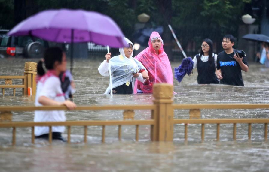 China derriba represa para liberar crecidas en Henan