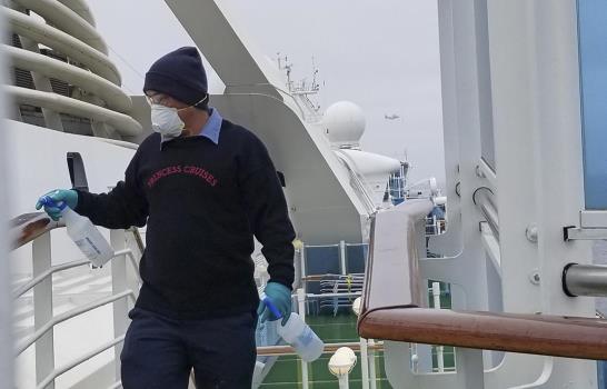 Miles de pasajeros confinados en crucero frente a California