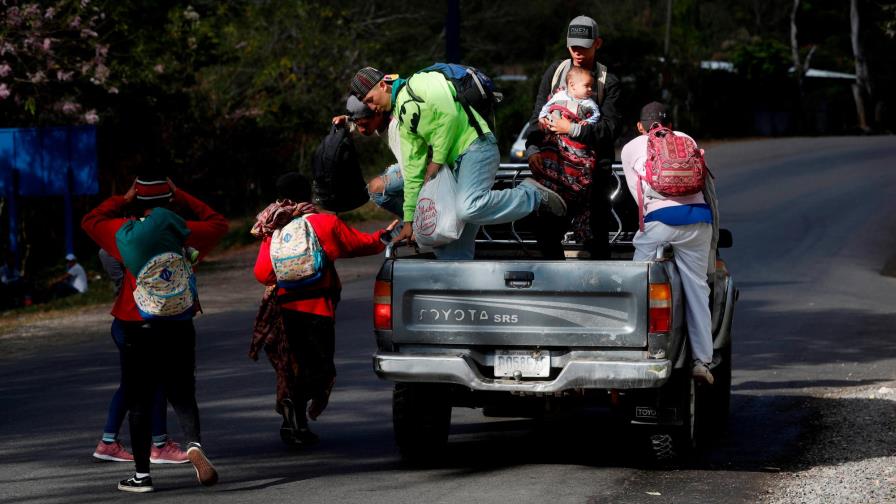 Caravana migrante hondureña cruza Guatemala en busca del sueño americano