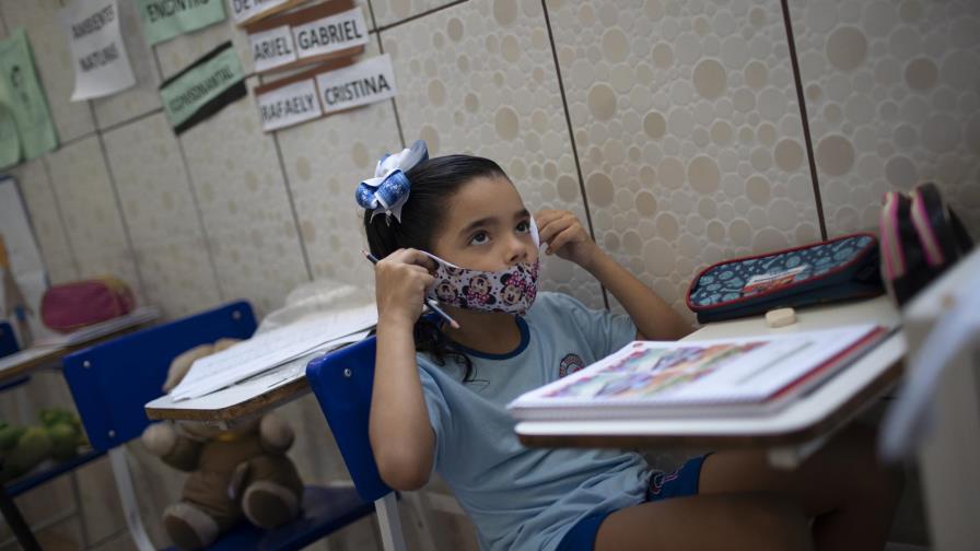 Más ciudades de Brasil reanudan clases presenciales