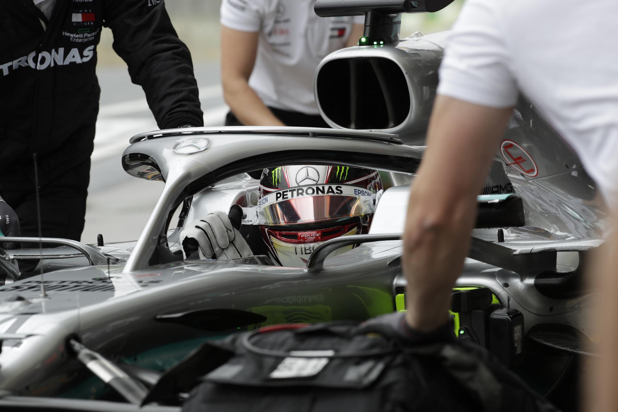 El piloto Lewis Hamilton de Mercedes durante la primera práctica del Gran Premio de Brasil de Fórmula Uno, el viernes 15 de noviembre de 2019. (AP/Silvia Izquierdo)
