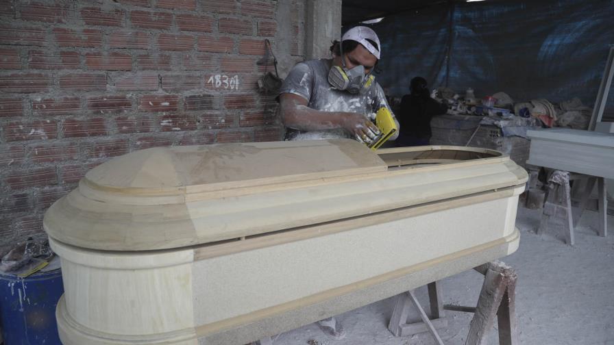 Antes payaso, ahora obrero de fábrica de ataúdes en Perú